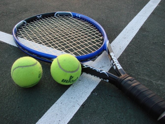 Теннисный мяч и ракетка